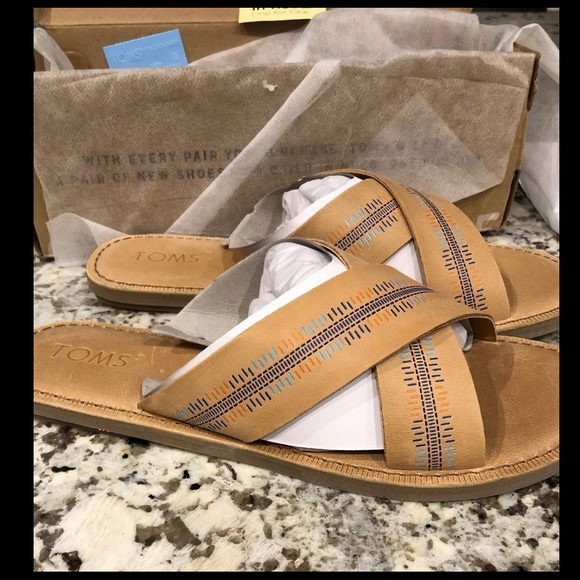 Toms leather slides size 8 - Picture 3 of 5